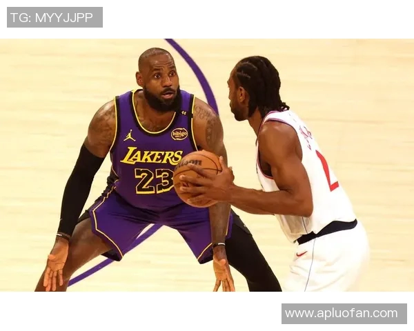 詹姆斯：从篮球传奇到社会影响力的多重角色探索与人生启示